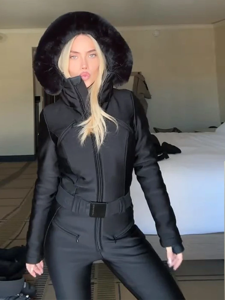 بدلة تزلج بحزام بقلنسوة مزخرفة بالفرو نحيفة مقاومة للرياح ومقاومة للماء وأكمام طويلة موضة شتاء 2025 بدلة نسائية على الموضة للثلج