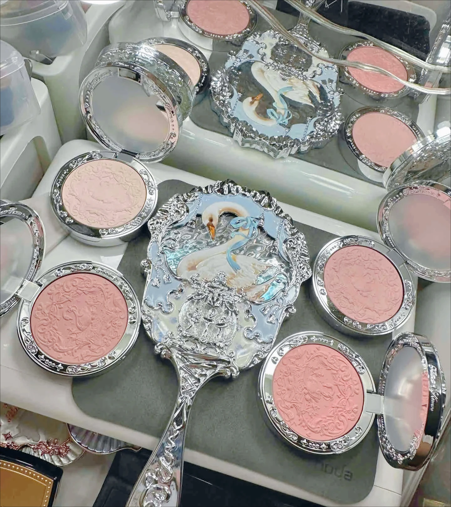 Flowerkaren Swan Ballet Series Tavolozza di fard in rilievo Trucco carino Fard per il viso impermeabile coreano a lunga durata