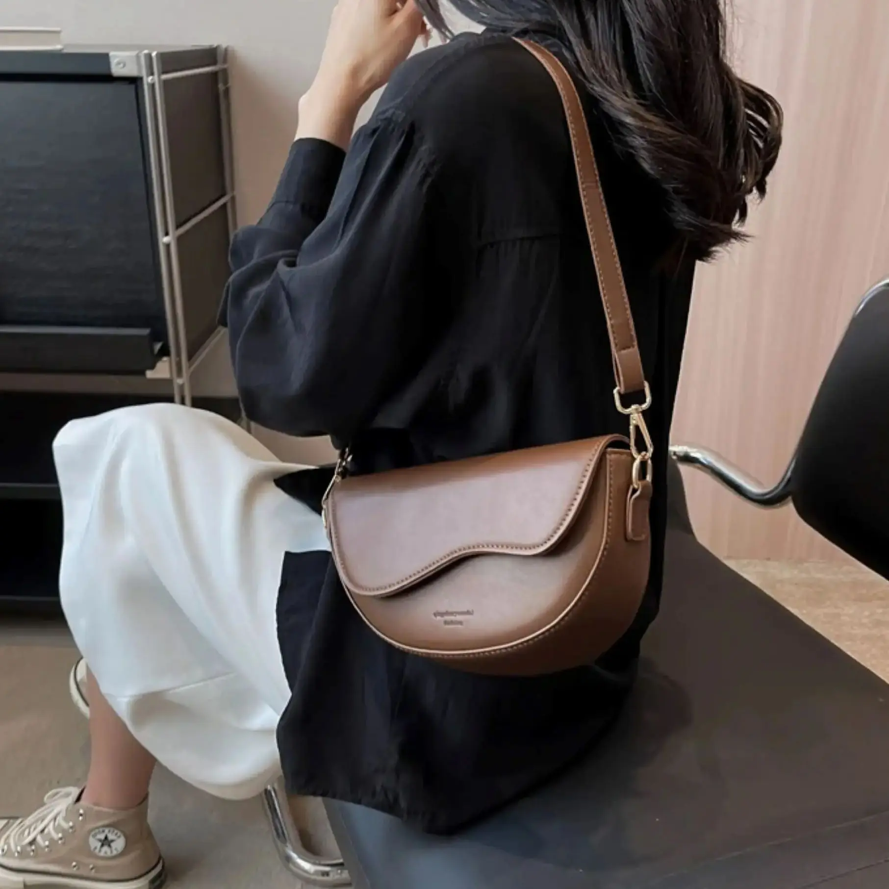 Broadband Fashion Niche Crossbody Bag for Women, One Shoulder, High-End, Popular, Saddle, Underarm