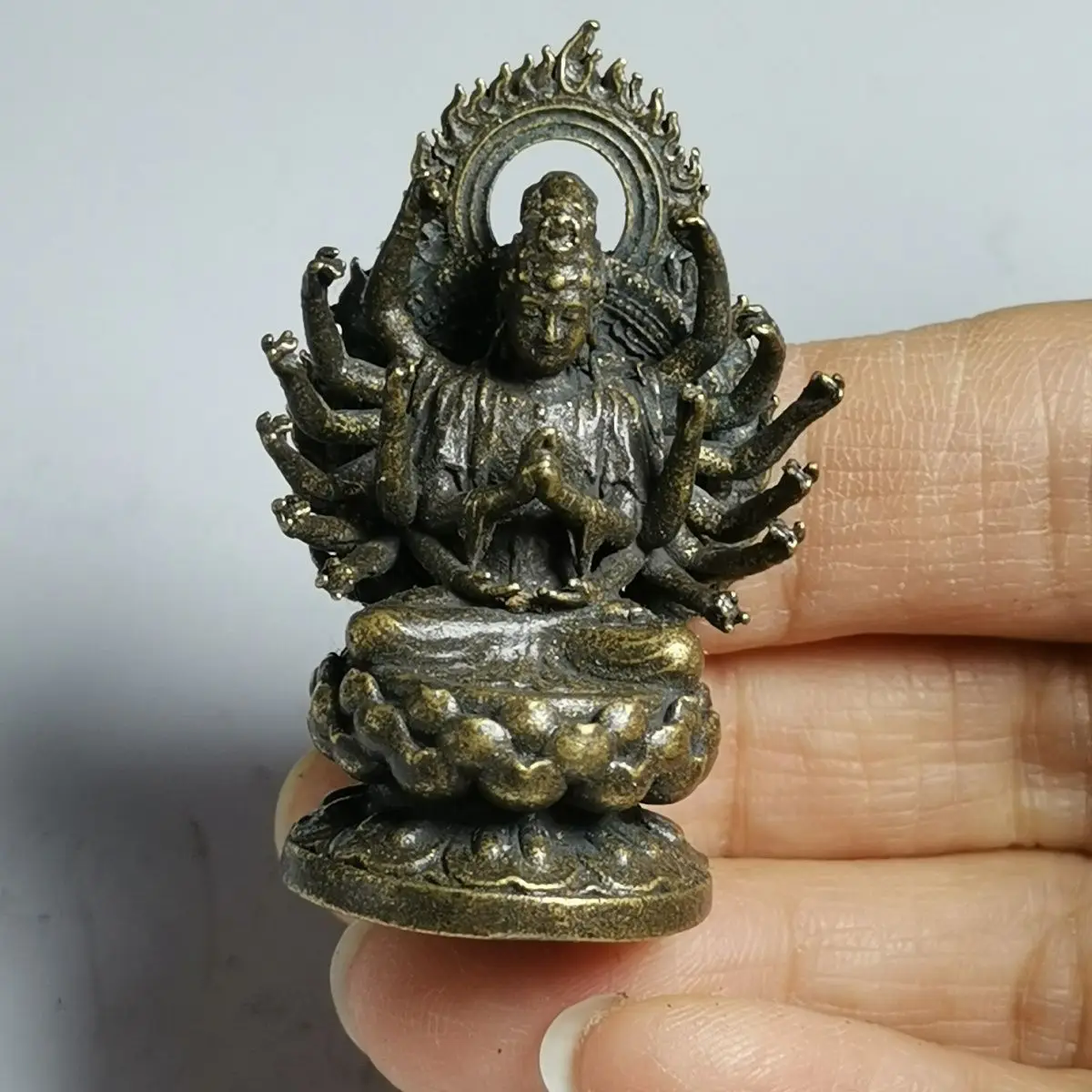 Tibetan lotus seated thousand-hand guanyin bodhisattva buddha Statues Figurines Lucky Ornaments Home Decoration gifts