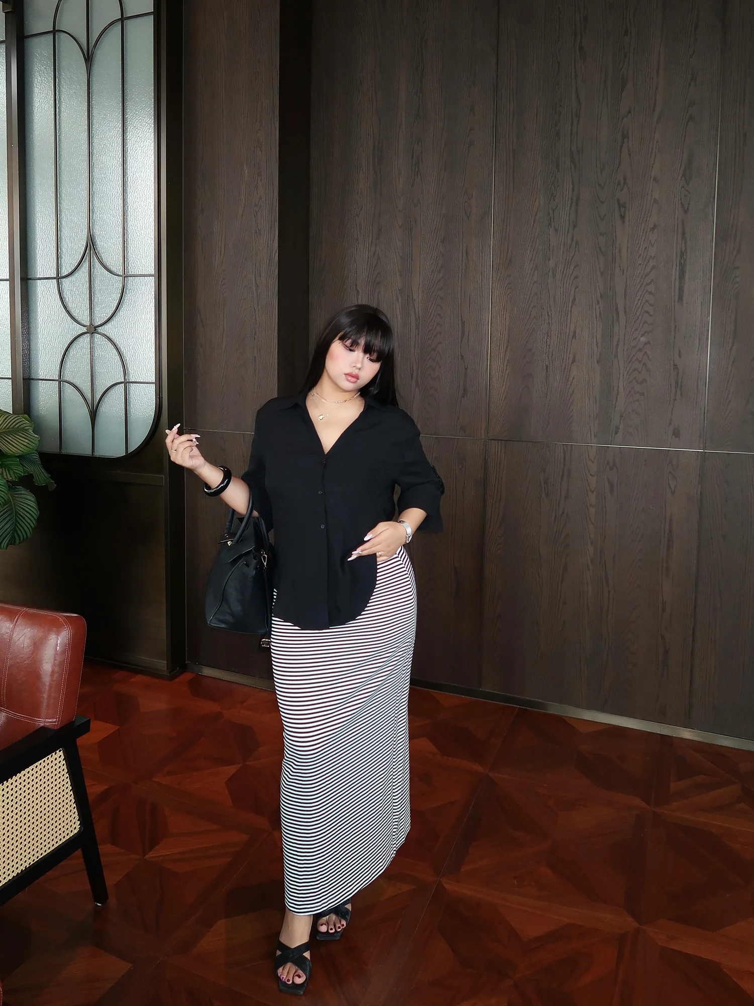 

Повседневный комплект: черная рубашка и юбка в полоску с высокой талией на резинке, большие размеры, летний, дышащий, из поликоттона, приятный к телу