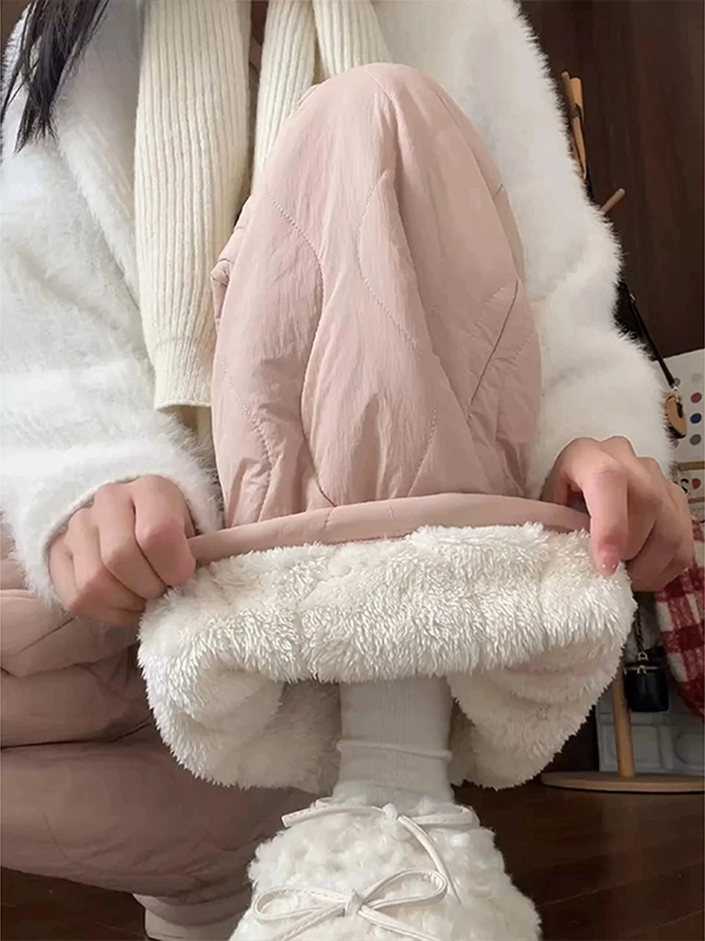 بنطلون نسائي شتوي من الفرو الناعم مبطن بريش الإوز للرياضات الخارجية والتزلج على الثلج، مقاوم للرياح باللون الوردي