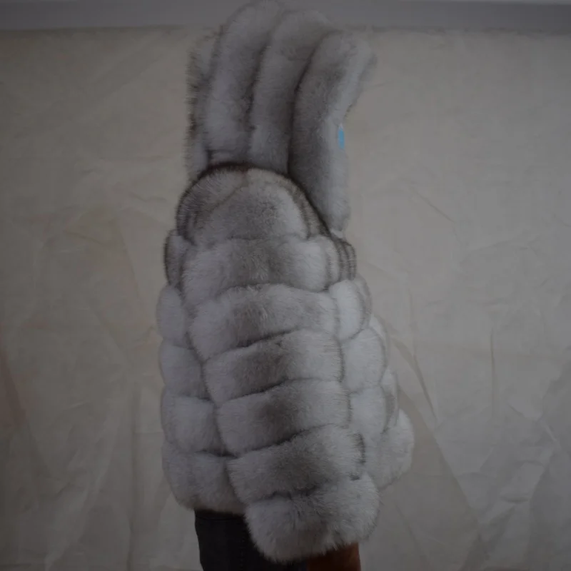 

Women's natural fur coat - perfect for winter warmth. With a hat, this fur coat is both stylish and warm, ideal for high street