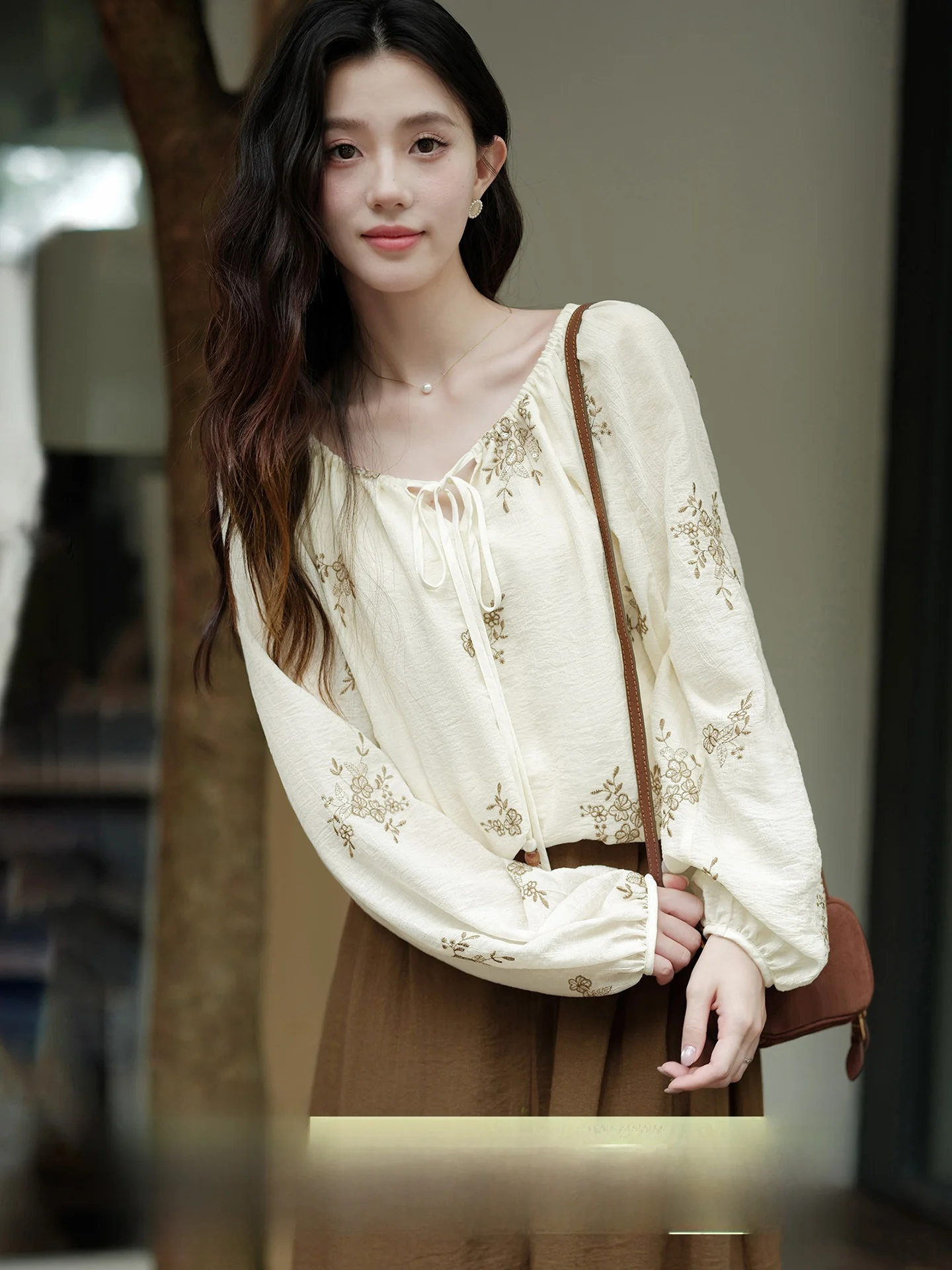 

Retro Embroidered Floral Long Sve round Ne irt Women's Early Spring 2026 New Thin Bubble Sve Top by Mu Easy