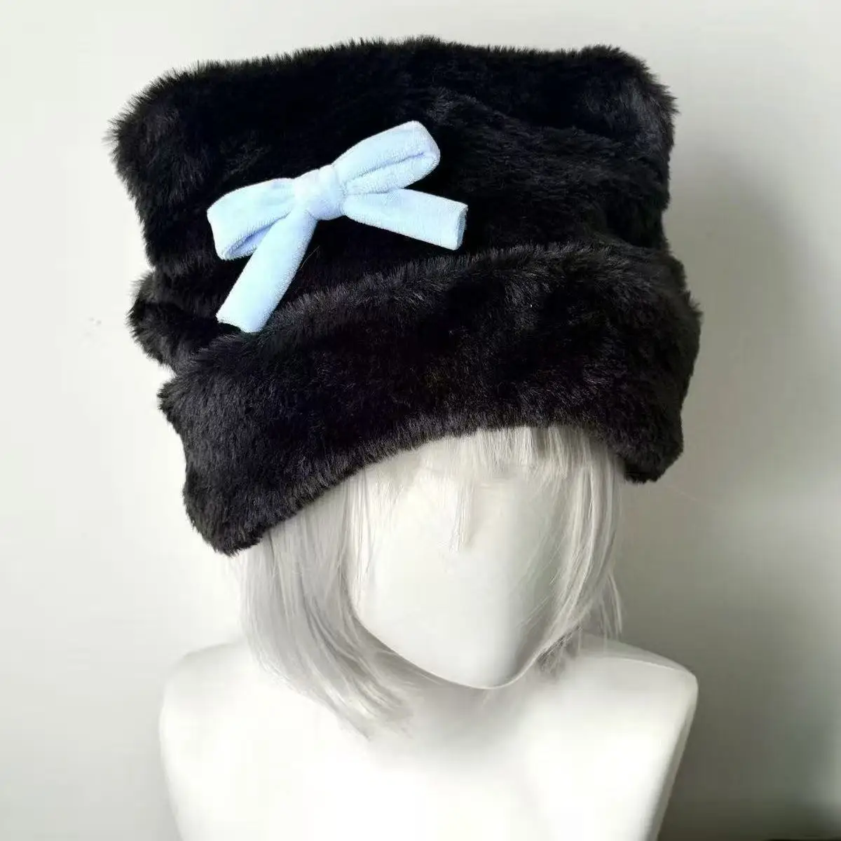 หมวกไหมพรมน่ารักสไตล์เกาหลีสำหรับฤดูใบไม้ร่วงและฤดูหนาว ประดับโบว์ขนปุย แฟชั่นสำหรับสาวๆ ให้ความอบอุ่น ป้องกันความหนาวเย็น ปิดหู เหมาะสำหรับกิจกรรมกลางแจ้ง ของขวัญสำหรับผู้หญิง