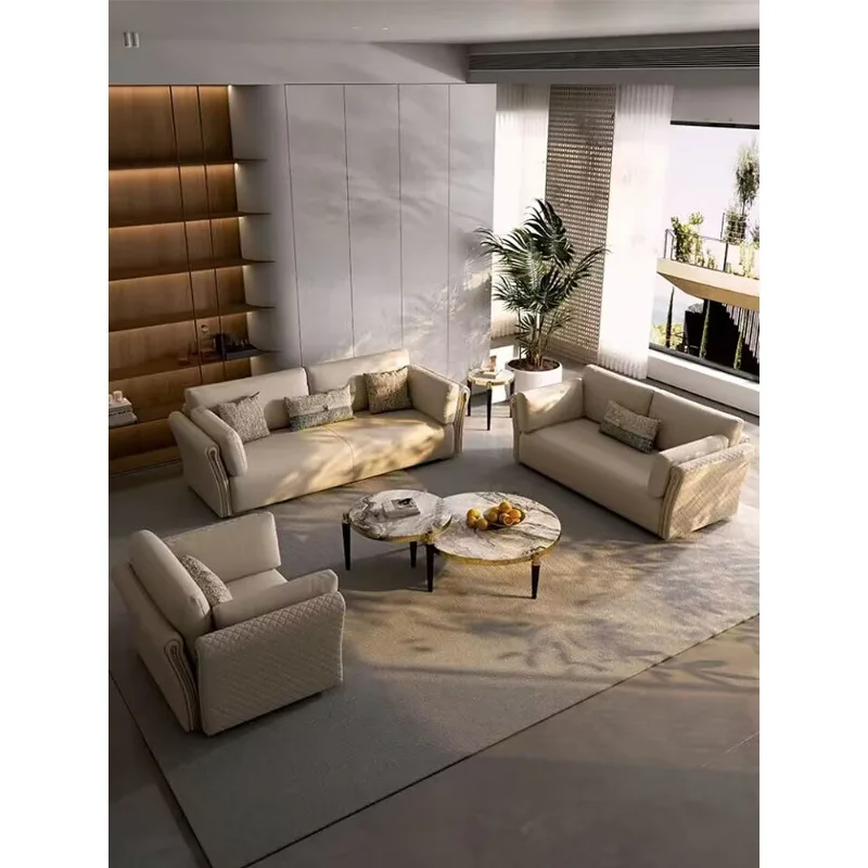 Sofá de cuero para varias personas.