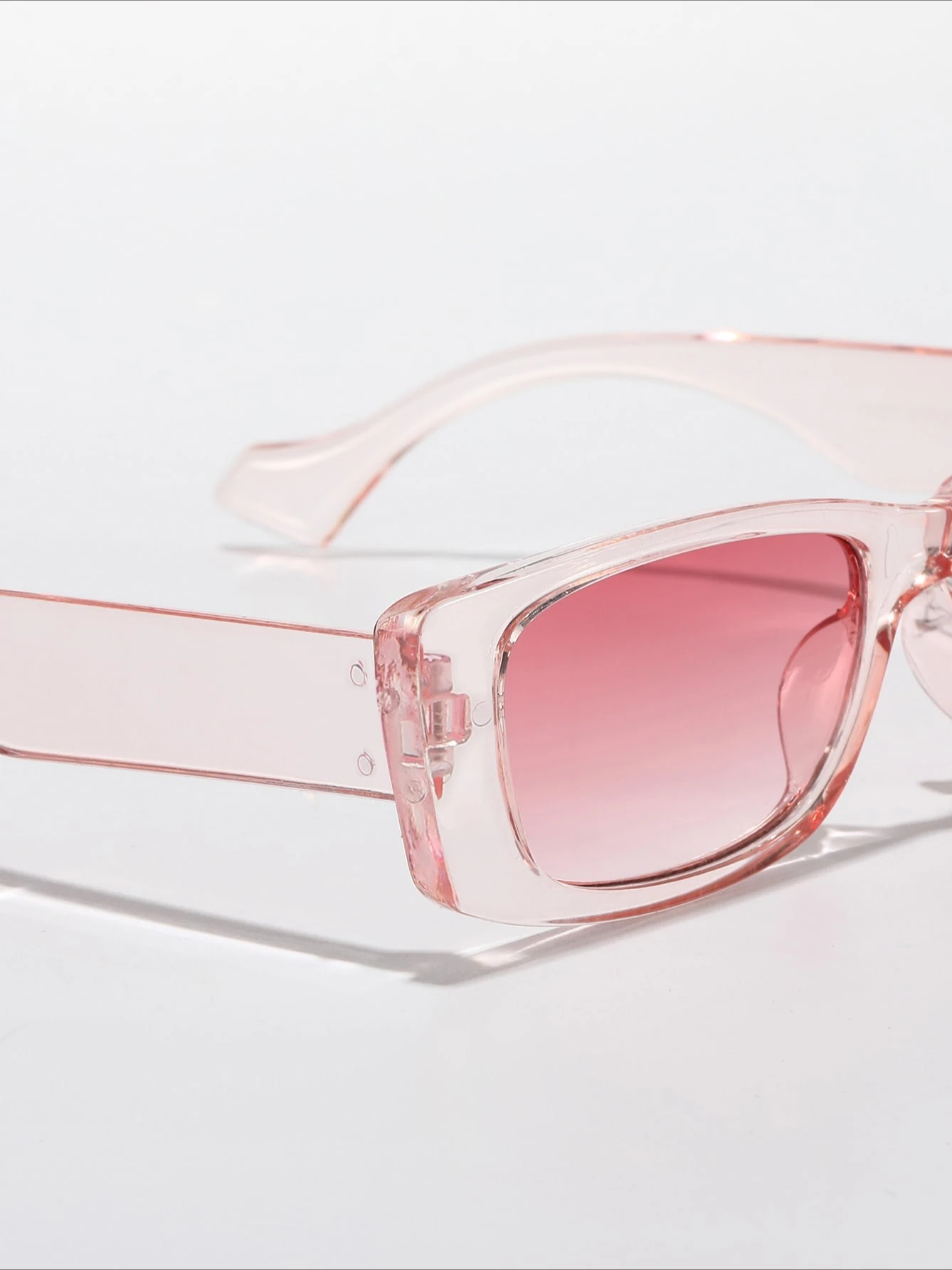 نظارات شمسية كلاسيكية بإطار مستطيل صغير للنساء مربعة سوداء، مناسبة للارتداء غير الرسمي والإكسسوارات اليومية.