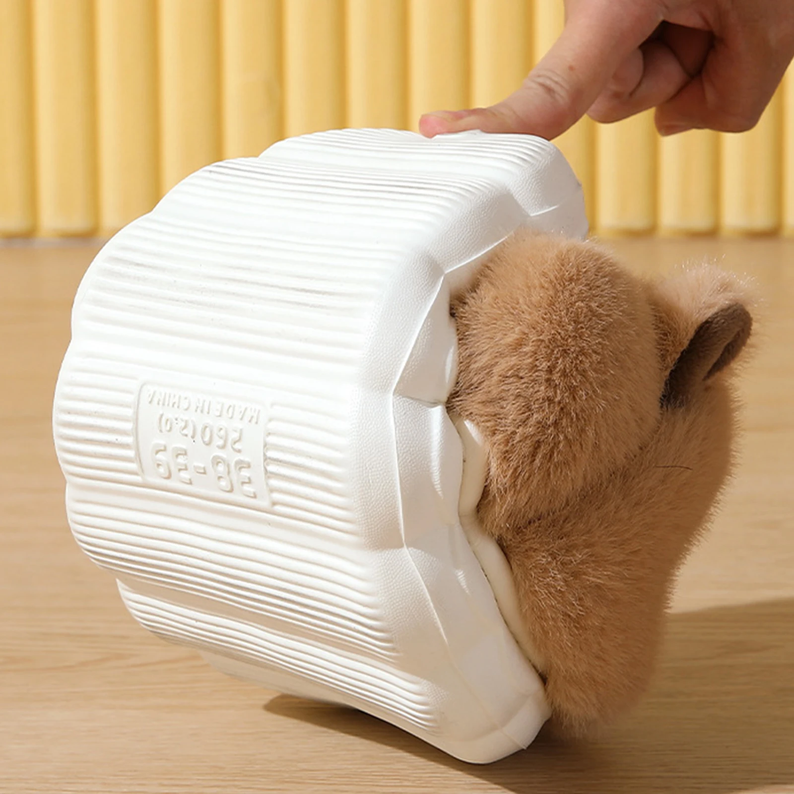 

Термотапочки на плоской подошве с капибарой, противоскользящие удобные меховые тапочки, теплая домашняя обувь без шнуровки, подарок для друзей