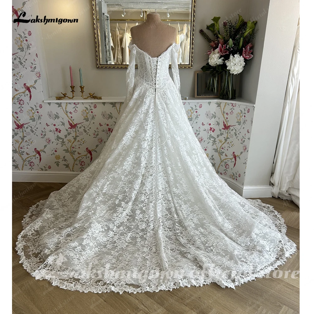 Lakshmigown Luxuriöses Spitzen-Brautkleid mit Off-Shoulder-Ausschnitt, A-Linie, Rückenfrei, Bodenlang, Langer Schleppe, Maßanfertigung – Detail 6