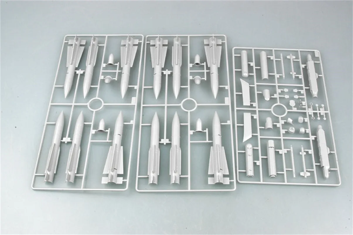 Trumpeter 1/32 Scale US Aircraft Weapons-Air to Air Missile Military Plastic Assembly Model #03303