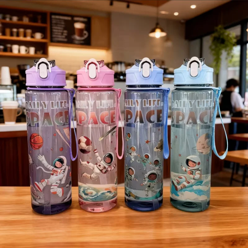750ML Niedlicher Astronauten-Druck Plastik-Wasserbecher mit aufklappbarem Deckel und Zugschnur-Strohhalm, großer Fassungsvermögen-Wasserbecher, geeignet