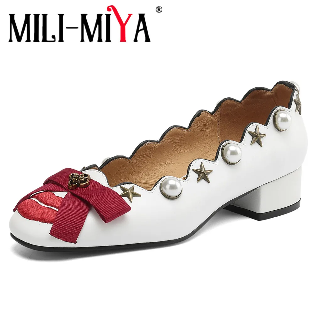 

MILI-MIYA/женские кожаные туфли с бантом и жемчужной вышивкой, повседневная обувь для вечеринок с металлическими заклепками и круглым носком на квадратном каблуке