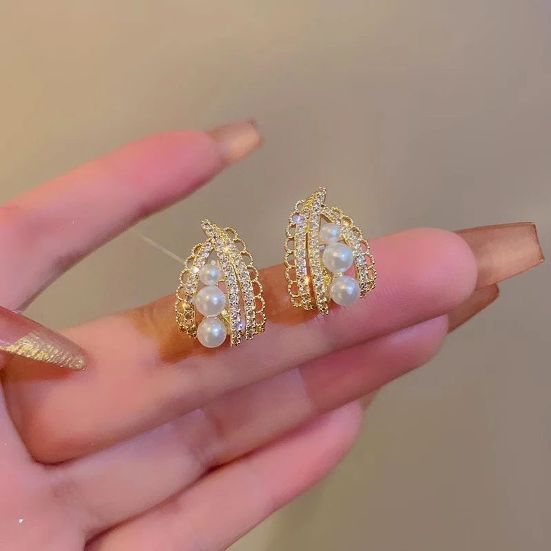 

Elegant Retro Lace Rhinestone Pearl C-shaped Earrings for Women New Fashion Exquisite Personalized Ladies Wedding Party Jewelry