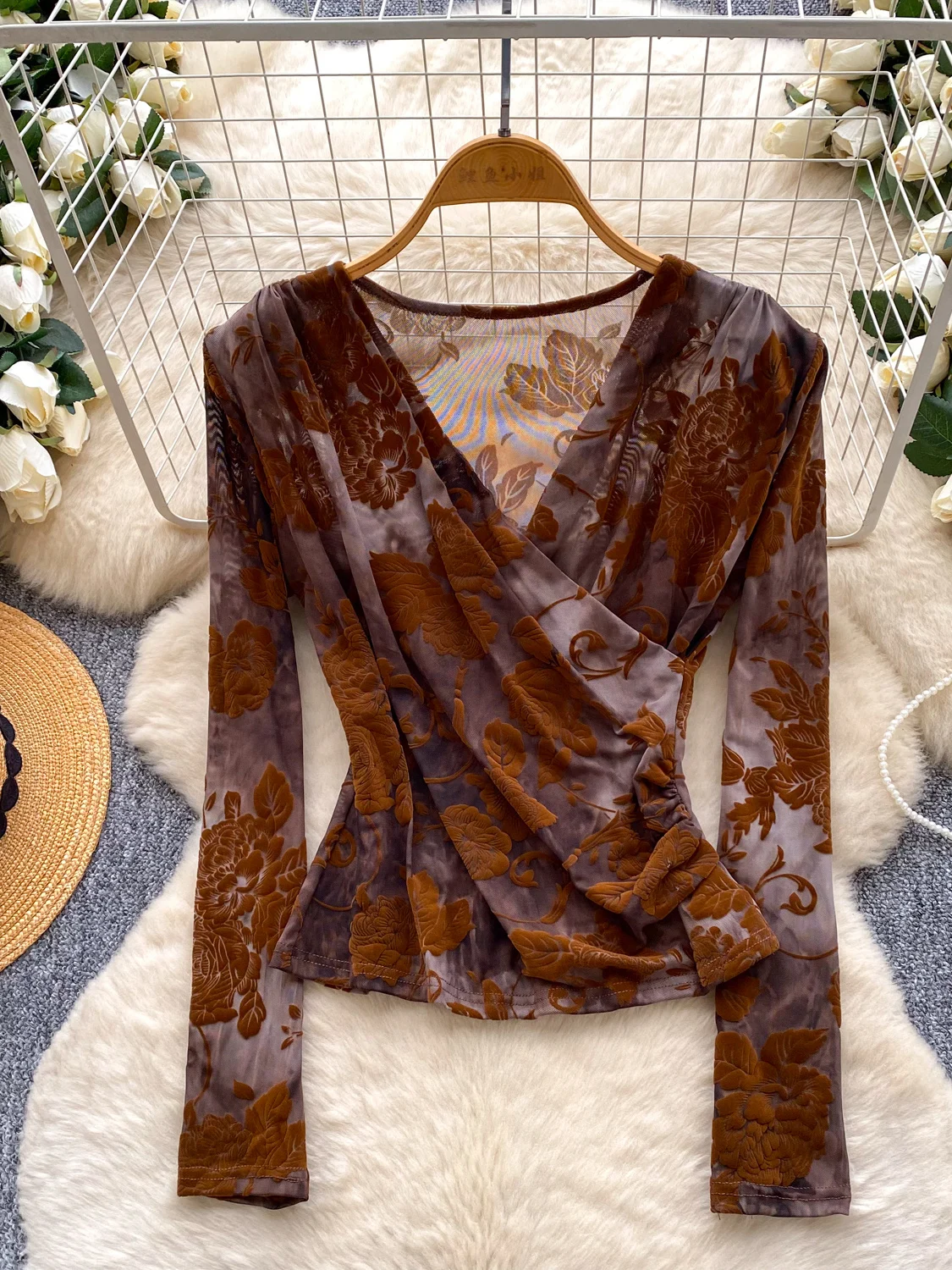 เสื้อยืดแขนยาวผ้ากำมะหยี่ลายวอเตอร์มาร์คสไตล์เรโทร ทรงวี คอวี ทรงเข้ารูป เหมาะสำหรับใส่เป็นเสื้อตัวใน สำหรับสาวๆ วัยรุ่น สไตล์เกาหลี แฟชั่นเกาหลี