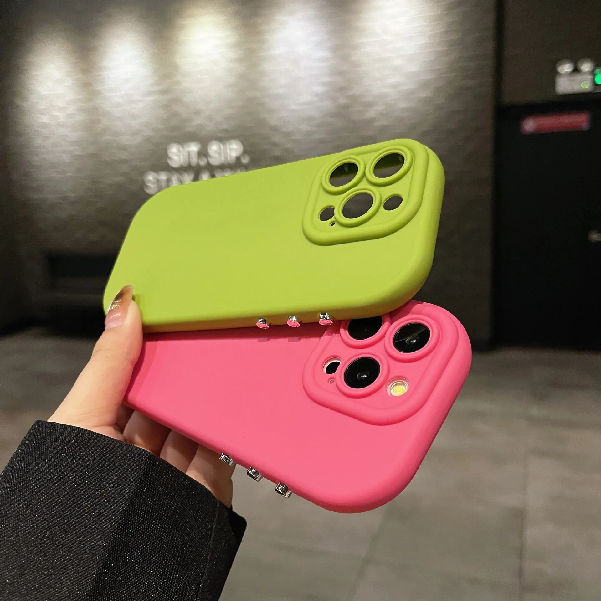 เหมาะสำหรับเคสโทรศัพท์ iPhone15PRO สายลมแบบเรียบง่ายสำหรับ Apple 14ซิลิโคนสีทึบป้องกันด้วยไฟฟ้าคีย์หนาขึ้น