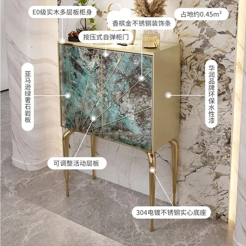 

Винный шкаф TAO Italian Light Luxury: вертикальный, от пола до потолка, из камня, с интегрированной витриной для хранения и демонстрации.