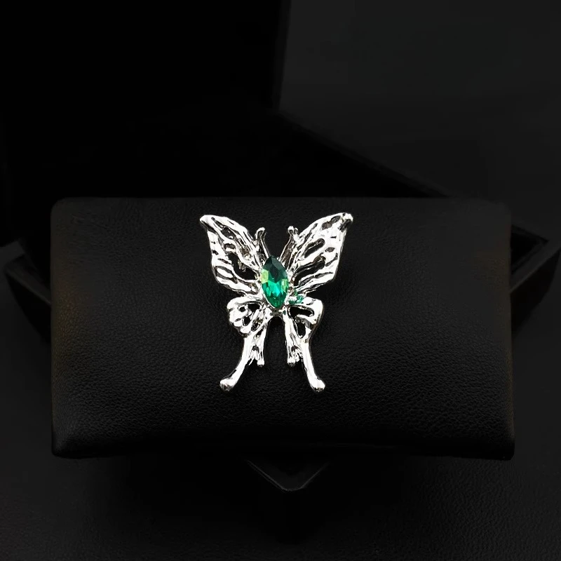 

Silver Wing Emerald Light Butterfly Brooch for Women Autumn and Winter Wool Coat Decorative Collar Pin Accessory Jewelry 6044