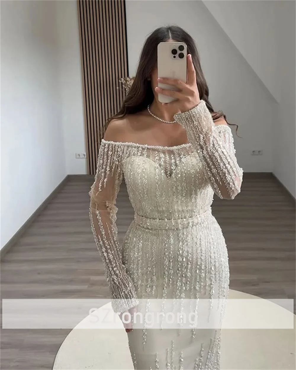 فساتين حفلة موسيقية رائعة بياقة قارب من التول وأكمام طويلة مع ترتر غمد بطول الأرض بدون ظهر للنساء