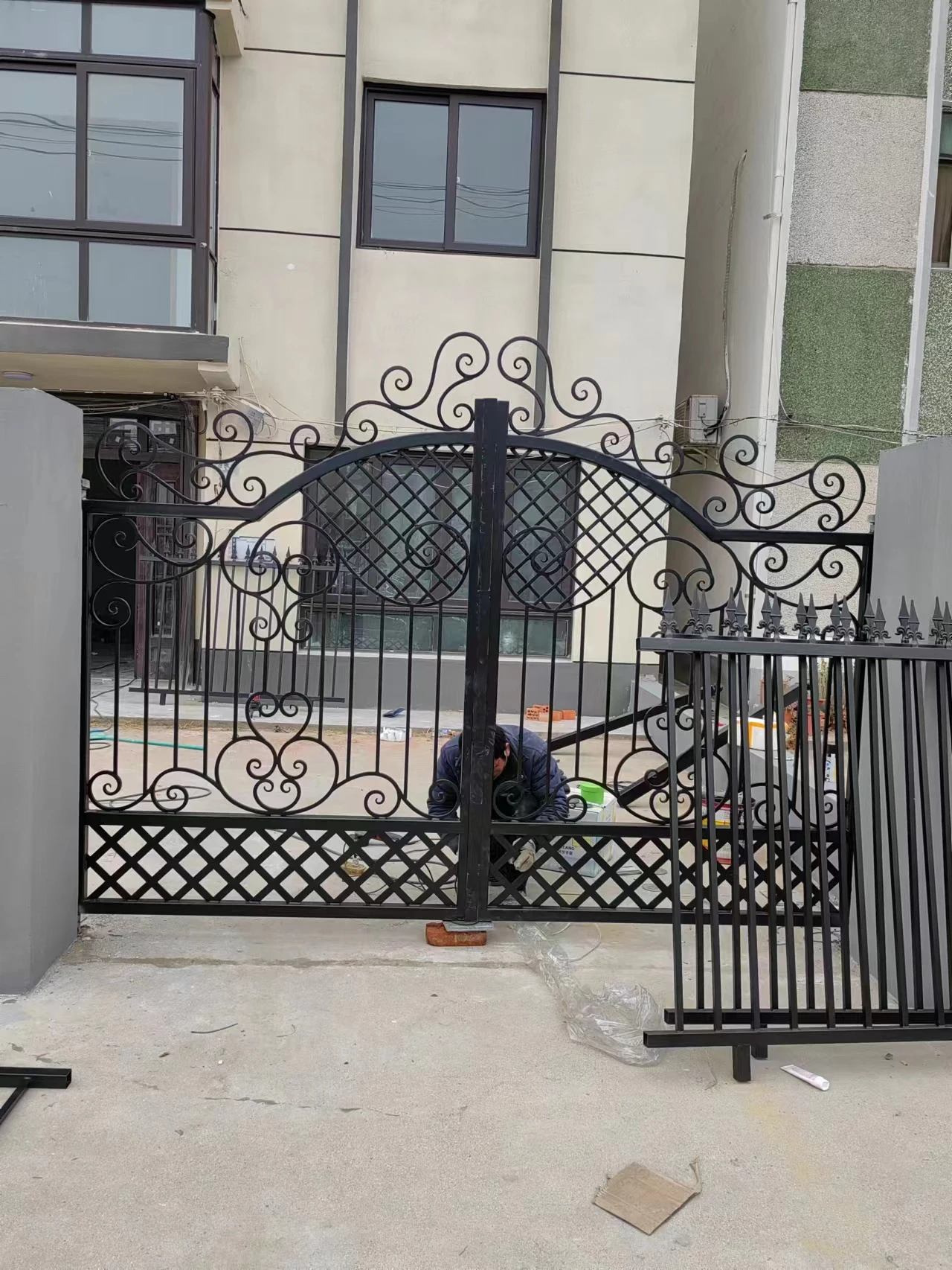 Home Garden French Eiffel Tower Shape Carved Wrought Iron Villa Courtyard Gate