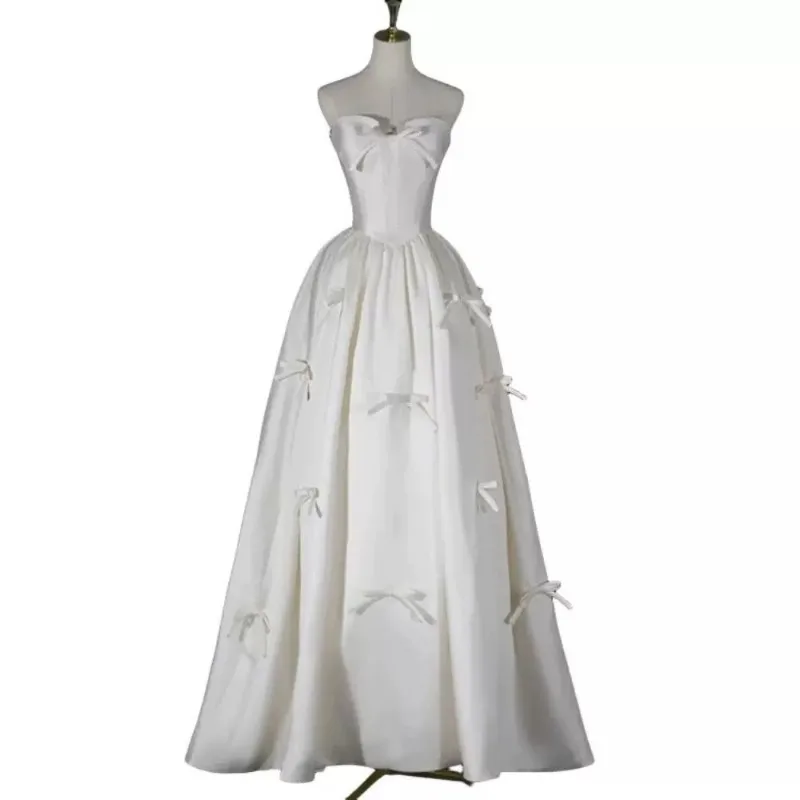 Super unsterbliches französisches Satin-Hochzeitskleid 2026, neues schlichtes Garn, weißes, trägerloses Braut- und Verlobungskleid. Willkommen