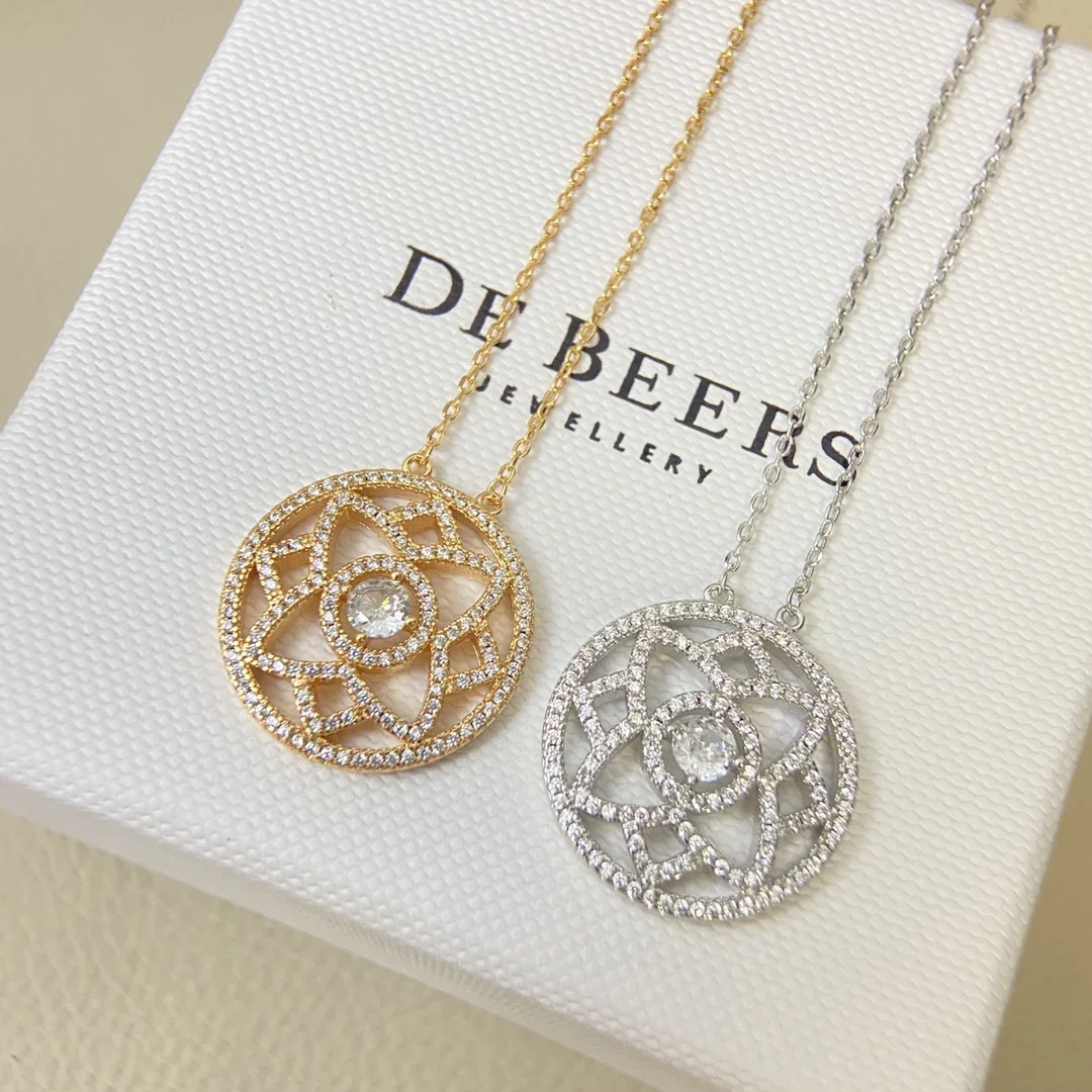 

2025 new full diamond round hollow petal necklace simple light luxury necklace for women's exquisite high-quality jewelry gifts