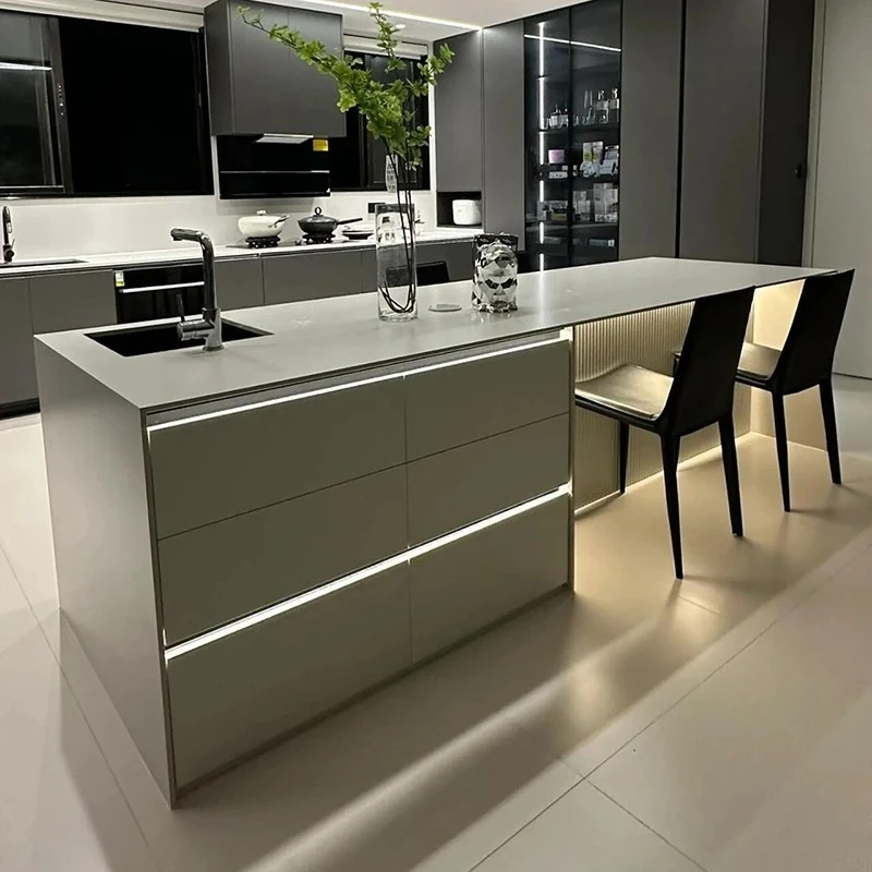 

Дизайнерские кухонные островки с интегрированным обеденным столом и раковиной, итальянская кухонная мебель, изготовленная на заказ, с барной стойкой и местом для хранения