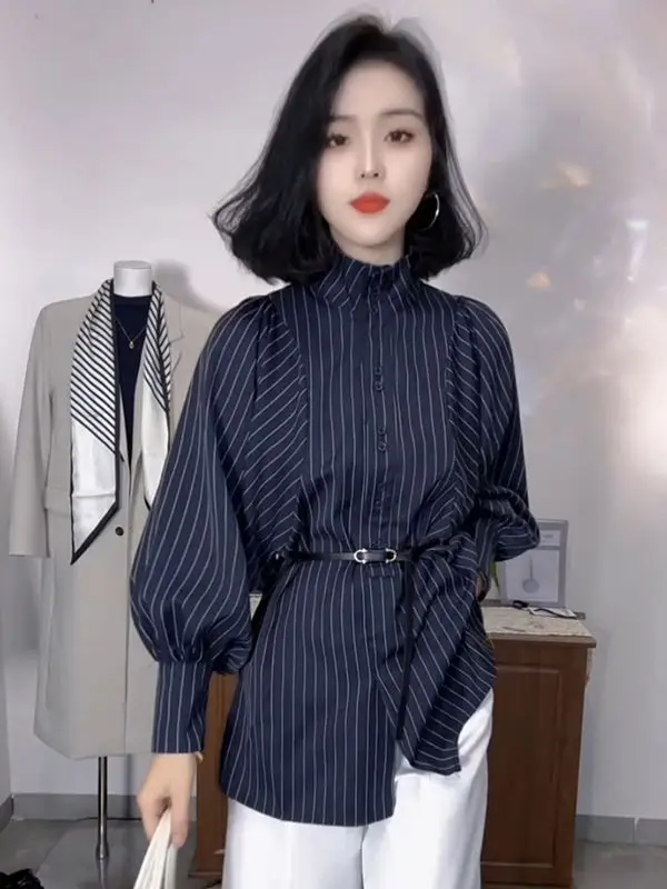 قميص نسائي مخطط بياقة واقفة وأكمام منتفخة وحزام كاجوال فضفاض مناسب متوسط الطول على الطراز الكلاسيكي لربيع الخريف #3