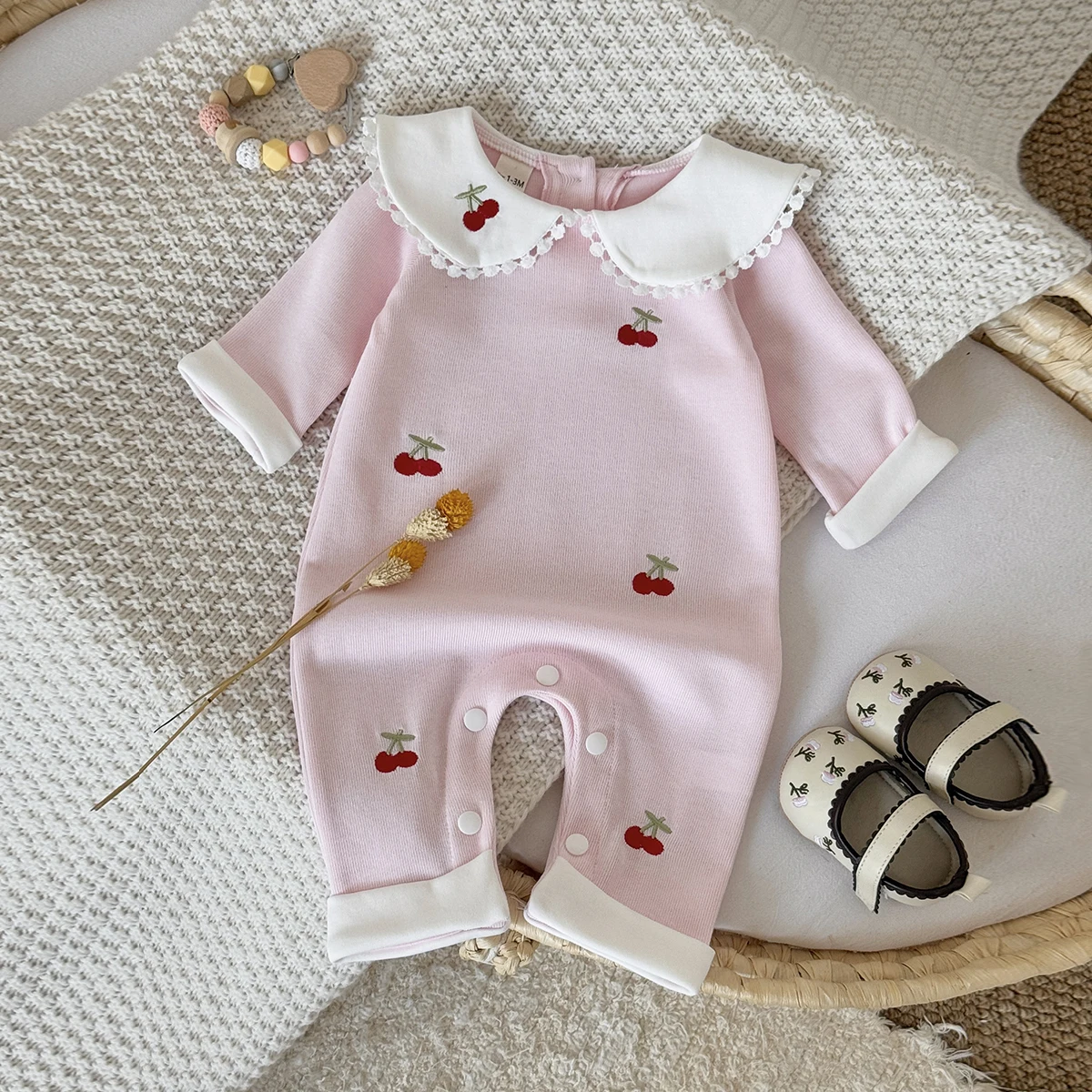 Süßer Kirsch-Stickerei-Baby-Strampler für Frühling und Herbst mit Peter-Pan-Kragen, Langen Ärmeln und Weichem Stoff für Neugeborene und Kleinkinder – Detail 5