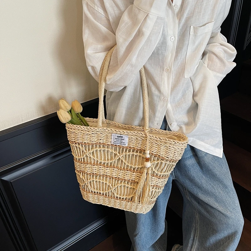 2025 موضة عادية جديدة الجوف خارج القش المنسوجة حقائب كتف سعة كبيرة شعبية شخصية الطازجة حمل الحقائب للنساء