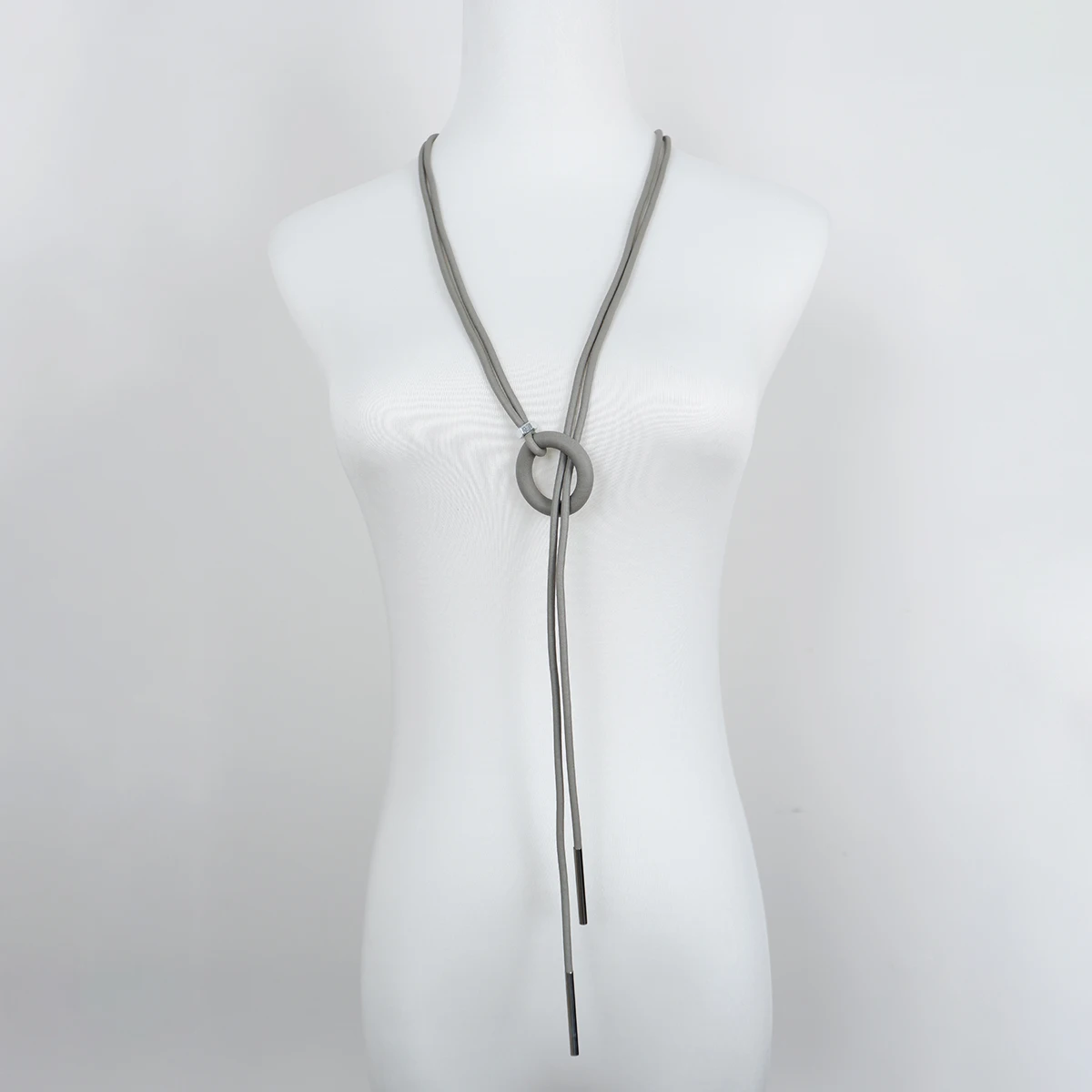 UKEBAY Minimalistische Statement-Halskette mit Kreisanhänger, Gummi-Halskette, lange Kette, leicht, modischer Schmuck, Geschenk, Halskette für den täglichen Gebrauch – Detail 10