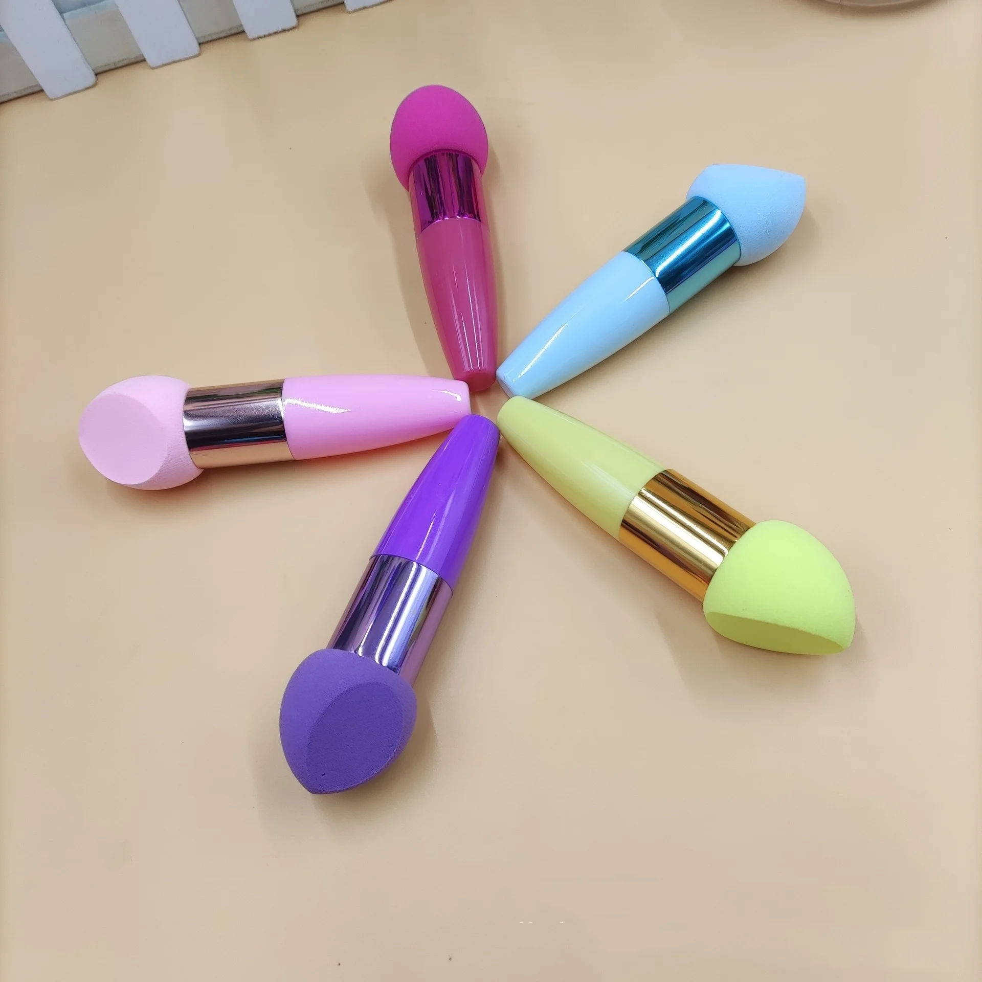 3 個キノコヘッド女性化粧品パフフェイスコンシーラーブレンダーファンデーションパウダーメイクブラシスムーズハンドル美容ツール付き