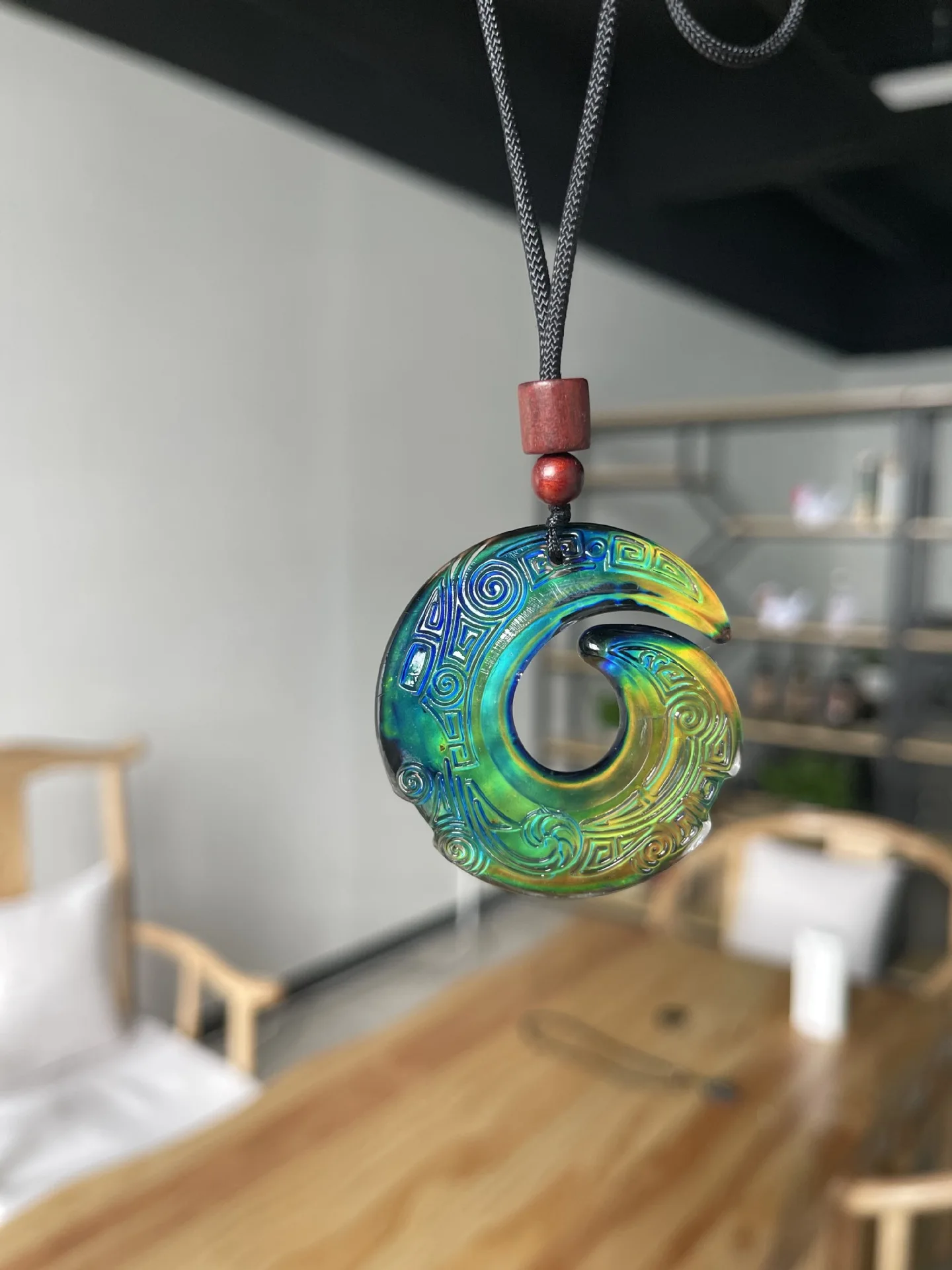 From time to time, the temperature changes color can change with body temperature. Glass necklace pendant pendant for men and wo