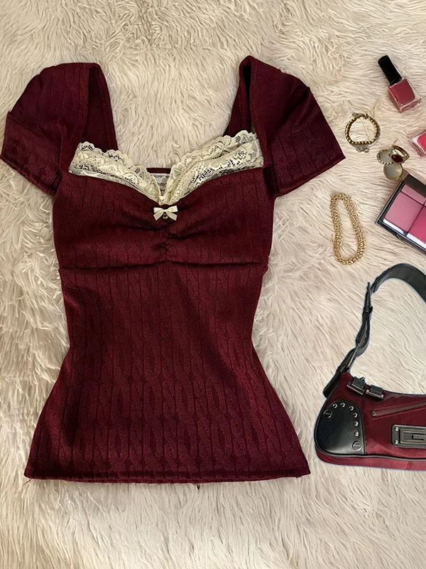 

Оригинальная винно-красная кружевная трикотажная футболка с квадратным воротником, женская ранняя осень 2025, новый милый облегающий топ из смеси хлопка