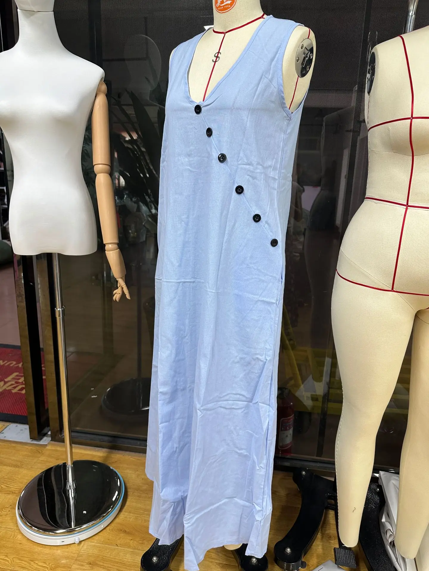 2026 Sommer Damen Baumwoll-Leinen A-Linien-Maxikleid mit V-Ausschnitt, ärmellos, asymmetrisch, Knopfleiste, Westenkleid, locker geschnitten, lässig, für den Urlaub am Strand – Detail 3