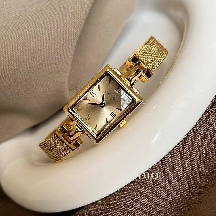 

Новые стильные и минималистичные квадратные женские часы 2026 года, модные и трендовые кварцевые наручные часы для женщин.