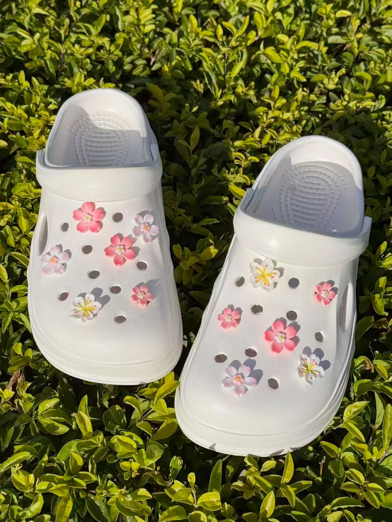 12 DIY pink and white cherry blossom flower bud shoe buckle decorations, multi-functional shoe clip accessories suitable for wom