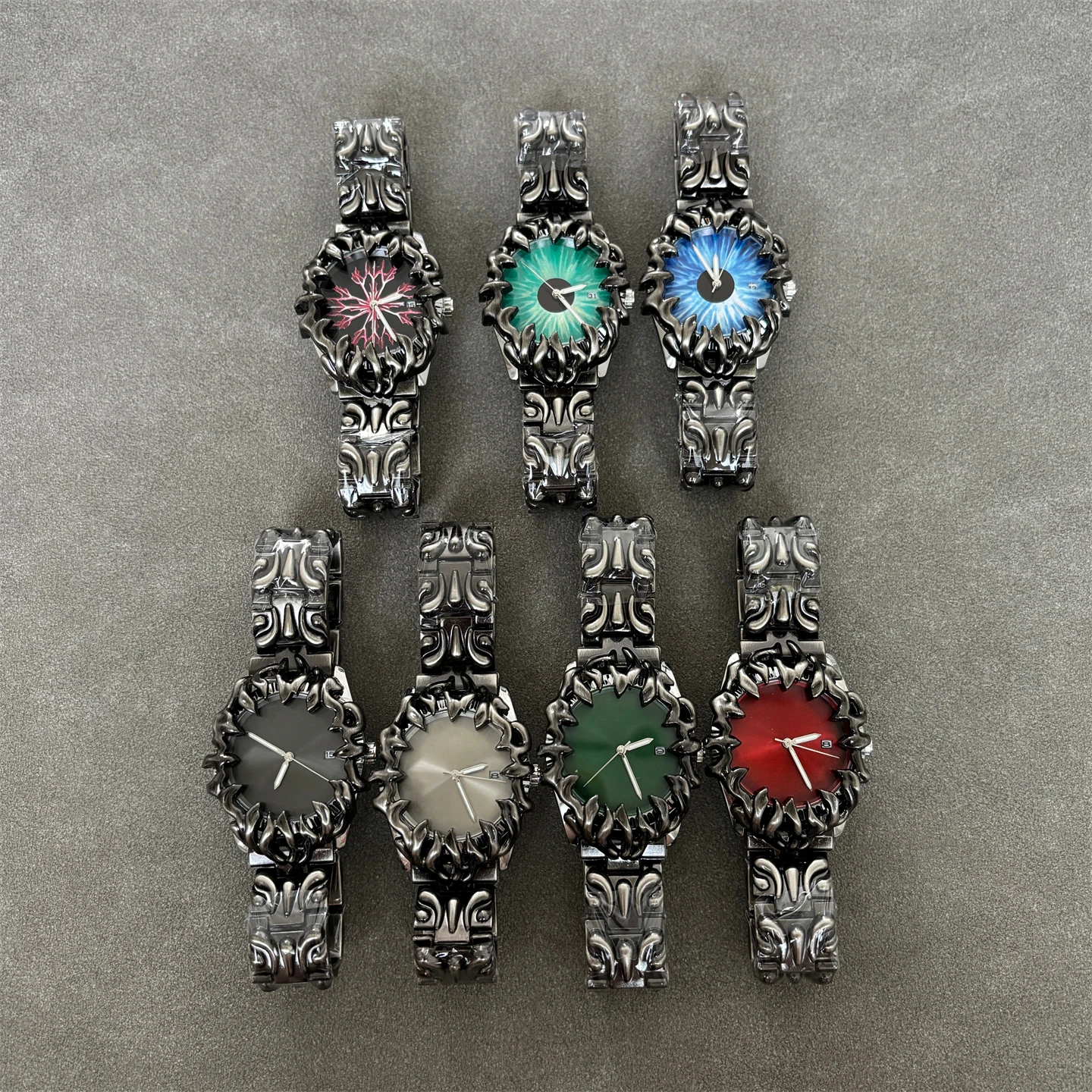 Small creative new trend of ancient special-shaped claws for men and women watch design sense embossed steel band watch.