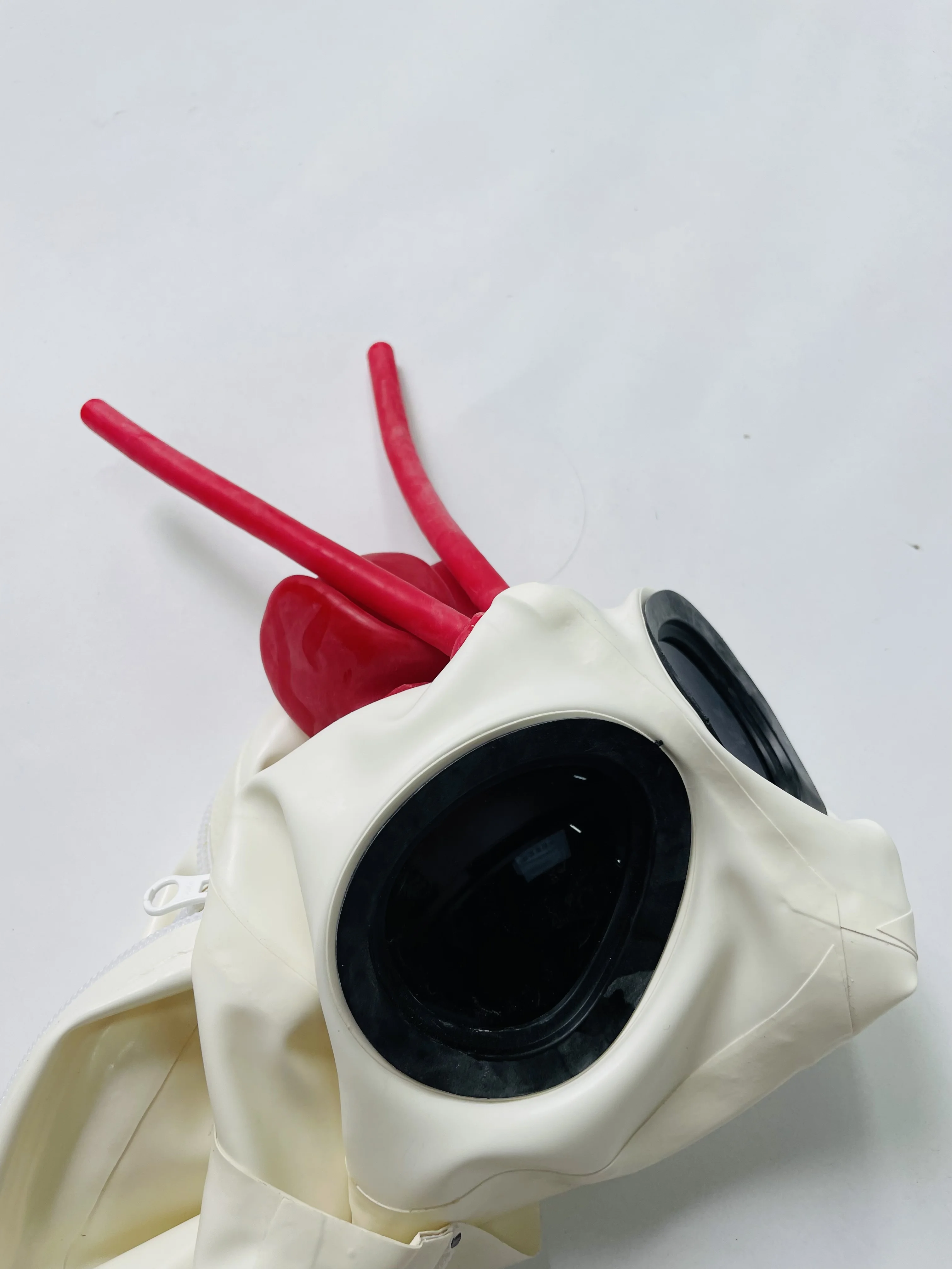 

White latex gummi mask with eye glass 15cm long nose tube red teeth 0.4mm