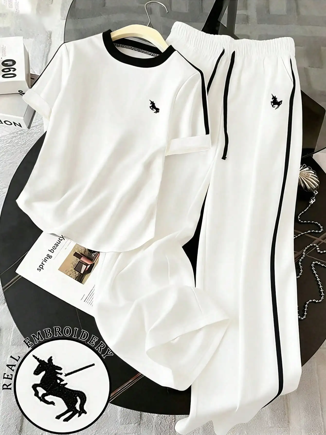 

Женский комплект: белая футболка с вышивкой единорога и брюки с широкими штанинами, с черной отделкой, повседневный, комфортный крой