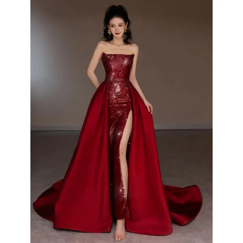 Abito da tostatura, sensazione di fascia alta della sposa, abito da sposa senza spalline, abito con paillettes rosse, banchetto di fascia alta dell'ospite, gonna lunga con strascico