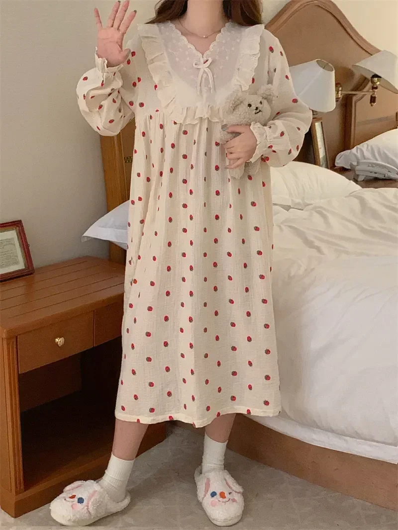 فستان نوم قطني كاجوال بأكمام مريحة فستان نوم الأميرة فراولة ناعم للمنزل مكشكش مطبوع فستان نوم طويل للنساء