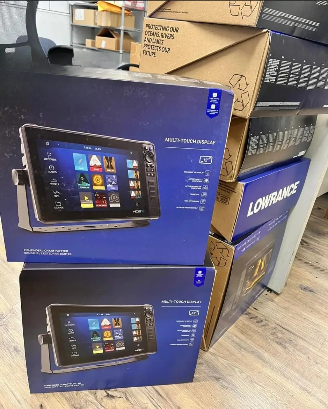 

TOP SELLING Lowrances HDS-12 Live Fish Finder with Active Imaging 3-in-1 Transom Mount Transducer C-MAP Chart!