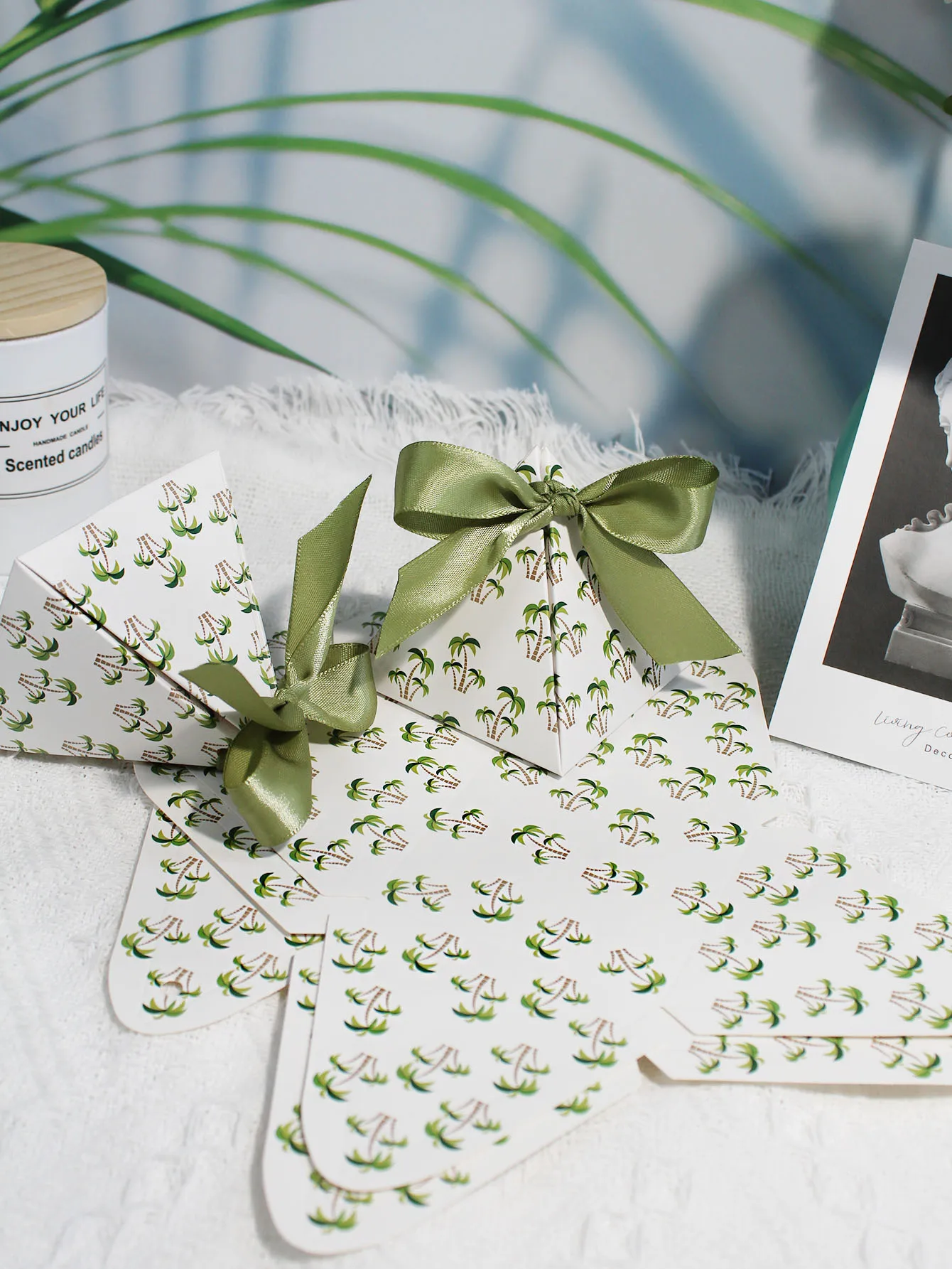 Stylish Pyramid-Shaped Gift Boxes Featuring Green Palm Tree Patterns and Green Ribbons, Perfect for Parties and Festive Events