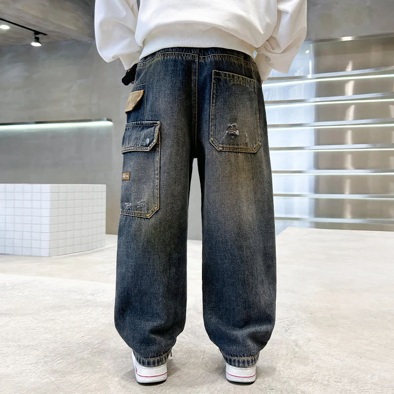 Koreanische Kinder Distressed Jeans mit Tasche für Teenager Jungen lose gerade Denim Hosen neue Kinder Designer Mode Retro Hosen