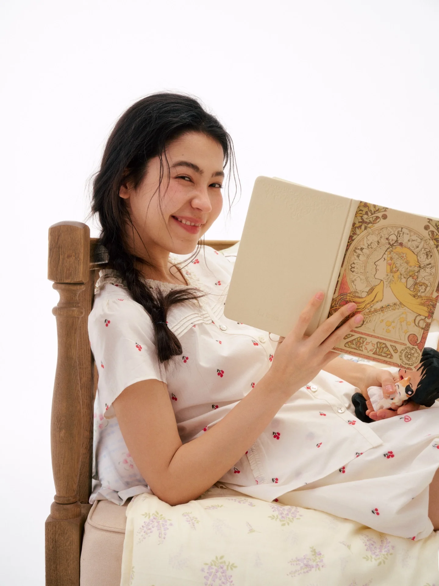 

Комплект из рубашки с коротким рукавом и вышивкой в виде сладких вишневых цветков и брюк с цветочным принтом, из хлопковой марли, приятный для кожи, дышащий.