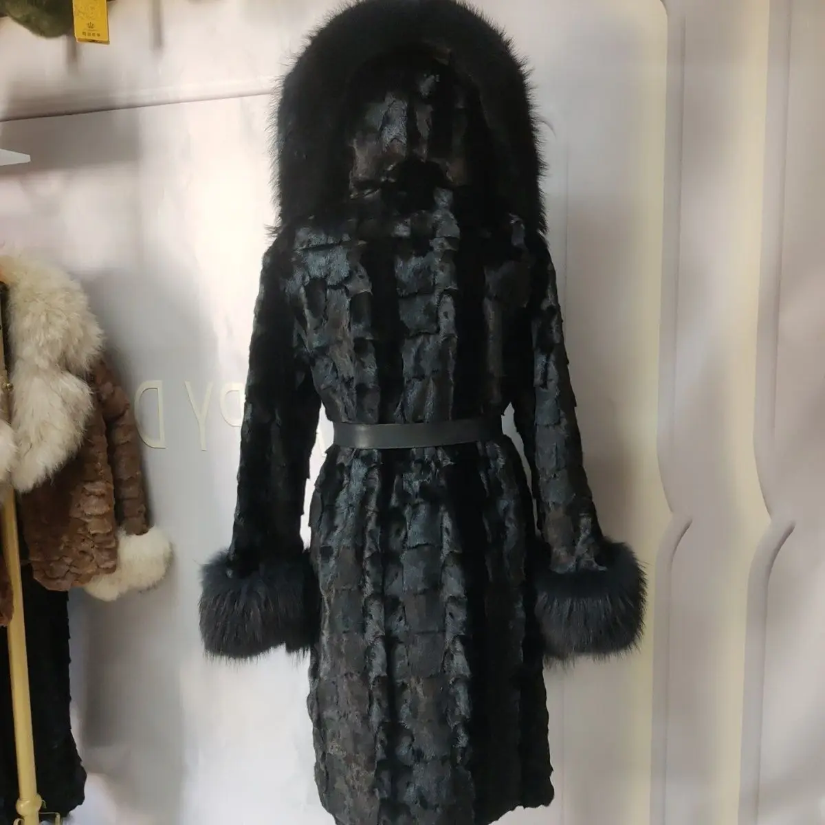 Lange Damenoberbekleidung aus Nerzfell im neuesten Design mit großem Waschbärpelzkragen und Kapuze