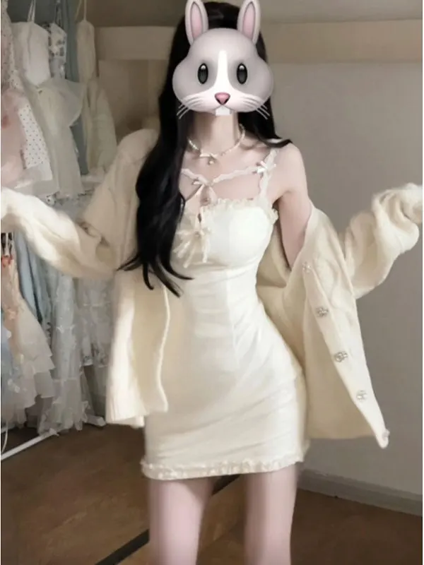 

Уникальный комплект из двух предметов: свитер и топ на бретелях, омолаживающий образ, зимний модный женский удобный комплект с завышенной талией.