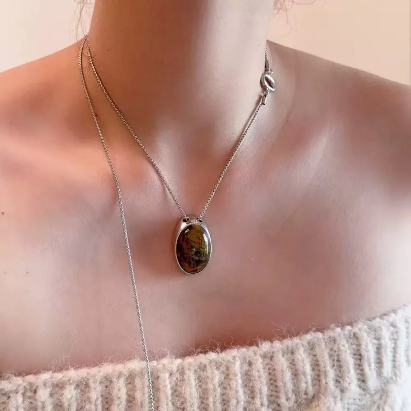 

Elegant Minimalist Resin Oval Metal Necklace for Women Simple Fashion Sweater Chain Daily Accessory European Cold Style