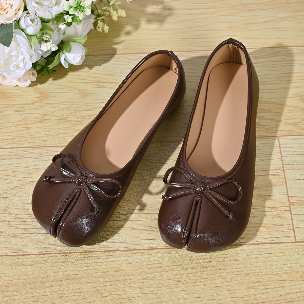 Weiche Ballerinas mit geteilter Zehenpartie für Damen, mit Schleife, aus Leder, runde Zehenpartie, Ballerinaschuhe mit niedrigem Absatz, Slip-on-Loafer, lässig, 2026 – Detail 10