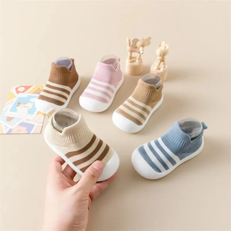 Scarpe da interno per bambini primaverili ed estive in stile coreano scarpe da bambino antiscivolo resistenti all\'usura scarpe da bambino per bambini